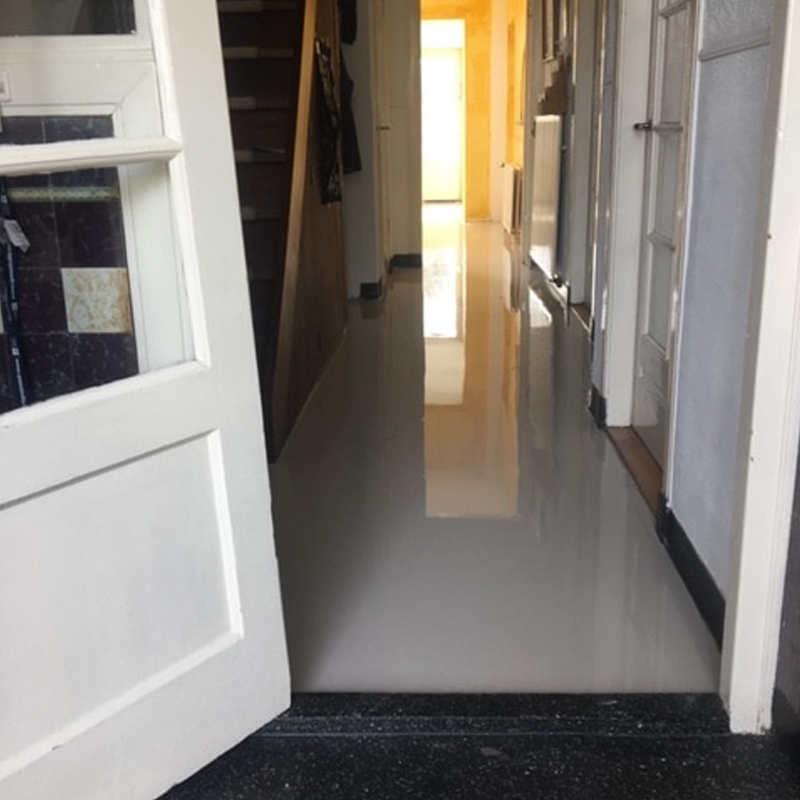 foto van het egalliseren van een vloer door Vorega