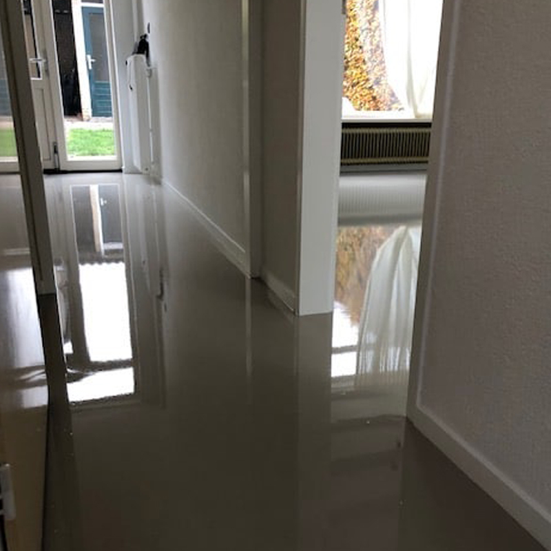 foto van het egalliseren van een vloer door Vorega