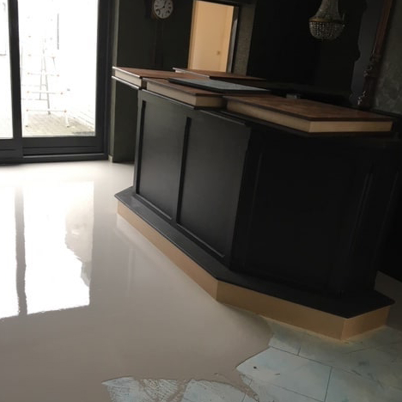 foto van het egalliseren van een vloer door Vorega